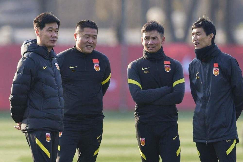 这时候，悬停在他们头顶的直升飞机开始缓缓上升，那4个前特种兵每人用特制的吸盘，整块车顶4个角牢牢吸住。